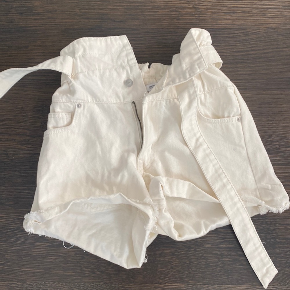 FOREVER 21 WHITE HIGHWAISTED JEAN SHORTS WITH BUILT IN BELT & STRETCHY WAIST 25